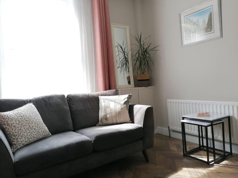 Stunning 3 Bedroom Townhouse In The Heart Of City Белфаст Экстерьер фото